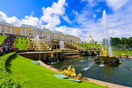 Петергофский дворец в Санкт-Петербурге