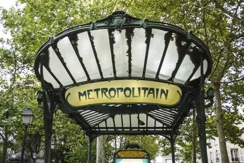 Вход в парижское метро