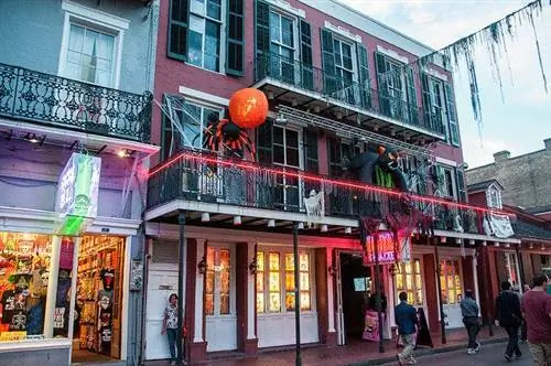 Улицы Нового Орлеана в Хэллоуин