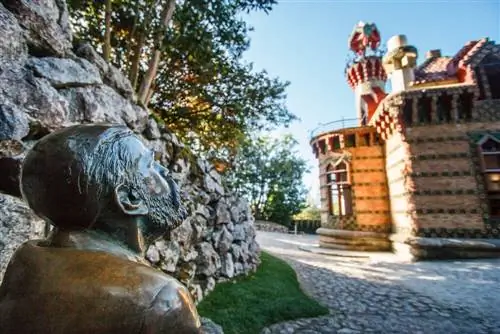 Внешний вид модернистского здания Эль Капричо работы Гауди Внешний вид модернистского здания Эль Капричо работы Гауди