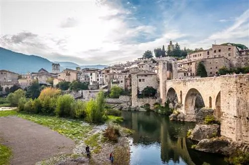 Средневековый город Бесалу и его знаменитый мост