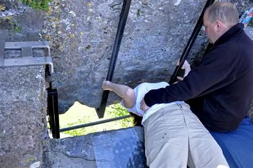 Женщина собирается загадать желание в замке Бларни