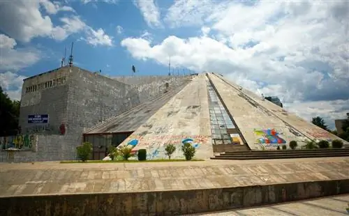 Вид на пирамиду Тираны