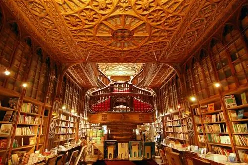 Интерьер книжного магазина Лелло