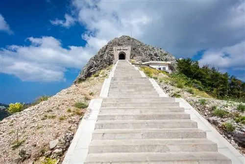 Лестница доступа к мавзолею Негоша