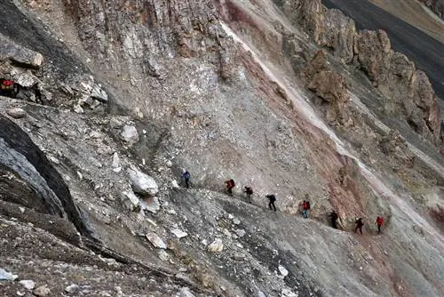 Туристы поднимаются на пик Ленина