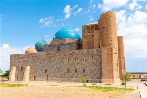 Мавзолей Ахмада Ясави в Туркестане.