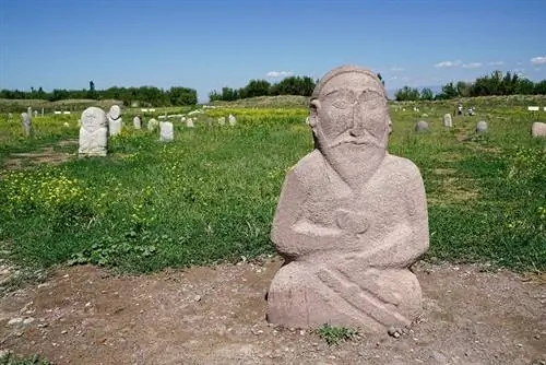 Погребальные стелы возле башни Бурана