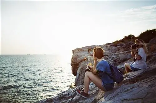 Друзья в путешествии смотрят на пейзаж