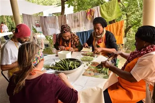 Добровольцы работают