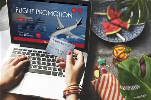 Женщина покупает билет на самолет