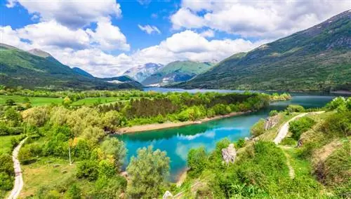 Вид на озеро Барреа в Абруццо