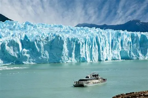 Лодка рядом с Перито Морено