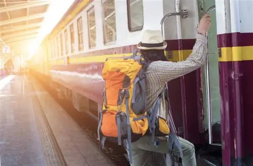 Турист садится в поезд