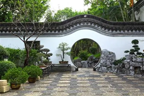 Лунные ворота в китайском саду