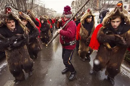 12 странных новогодних традиций со всего мира