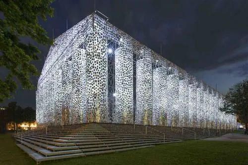 Запрещенные книги стали памятником свободомыслию в инсталляции Парфенон