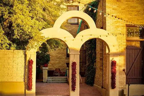 Одна из арок отеля The Gage в Марафоне, Техас, Мишель Гросс.