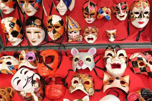 В этом венецианском магазине показано, как сделать карнавальные маски «с широко закрытыми глазами»