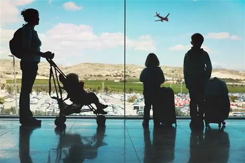 Лучшие советы для путешествий в одиночку с маленькими детьми, по мнению экспертов