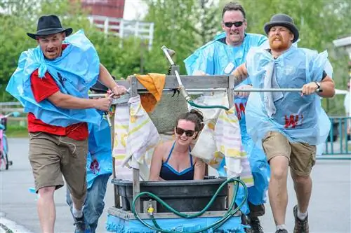 5. Гонки в ваннах проходят в Pioneer Park в Фэрбенксе, штат Аляска.