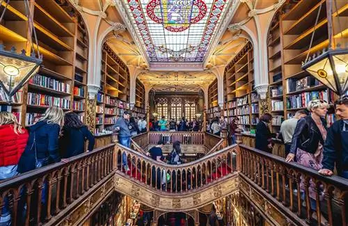 11 туристических направлений, которые нужно посетить книжным червям, прежде чем они умрут