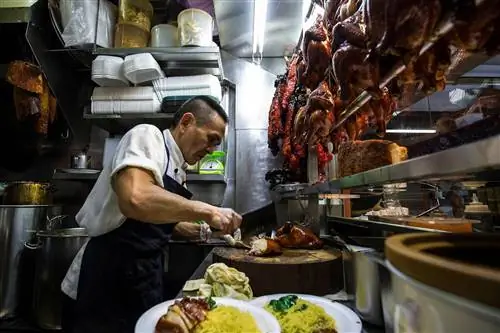 Сингапурские продовольственные торговцы все еще сильно страдают от пандемии. Может ли что-нибудь спасти их?