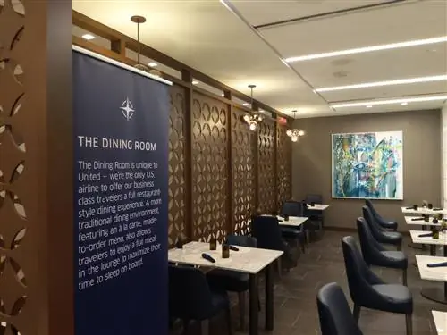 Обеденный зал United Polaris Lounge