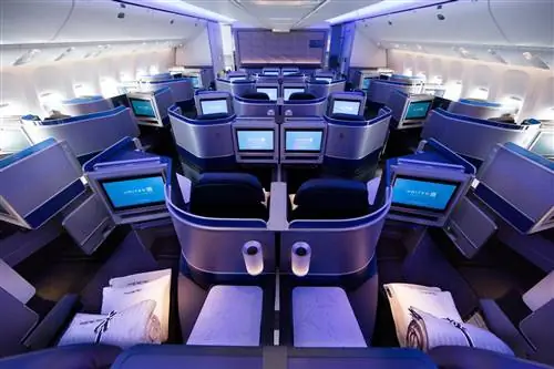 Новые маршруты: мы летали на United Polaris в Порту и Рейкьявик