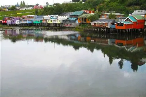 Я хочу переехать в этот район радужных домов на сваях