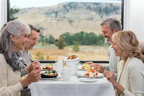 RM18_Onboard_GoldLeaf_Service_Dining RM18_Onboard_GoldLeaf_Service_Dining