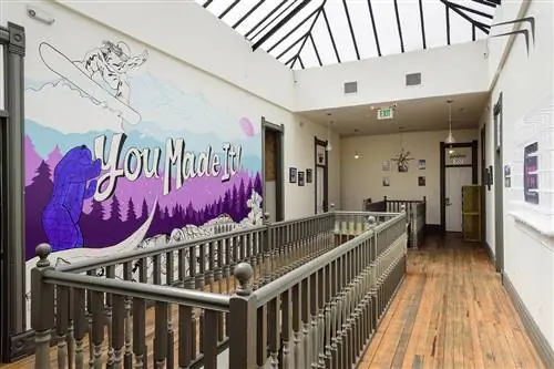 Я нашел своих людей в хостеле Fish. И некоторые из них были призраками