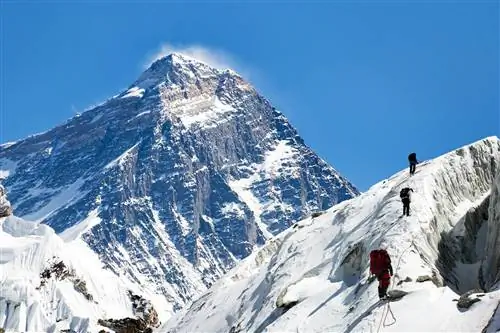 Восхождение на Эверест только что принесло много денег (и это хорошо)