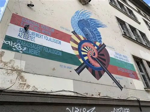 На стенах этого города развешаны стихи, чтобы продемонстрировать единство в разнообразии