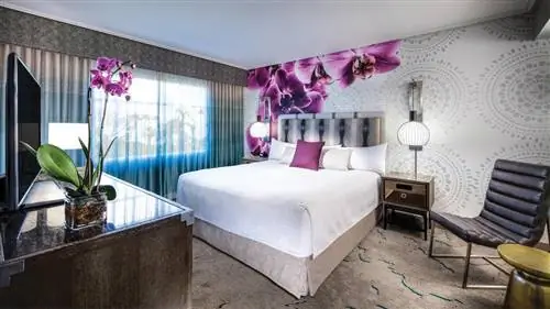 Спальня с кроватью размера «king-size» в отеле Loews Royal Pacific Resort, фото предоставлено Loews Hotels at Universal Orlando