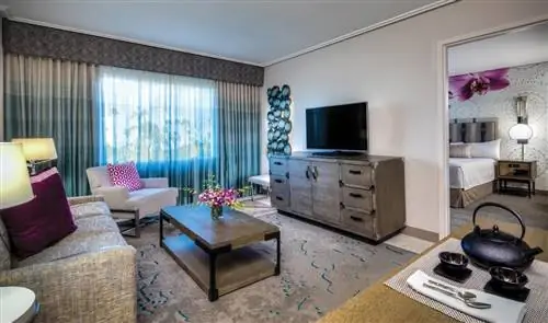 Гостиная люкса с кроватью размера «king-size» в отеле Loews Royal Pacific Resort, фото предоставлено Loews Hotels at Universal Orlando