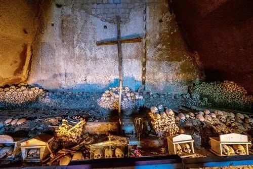 10 мест в Неаполе и его окрестностях, от которых мурашки бегут по спине