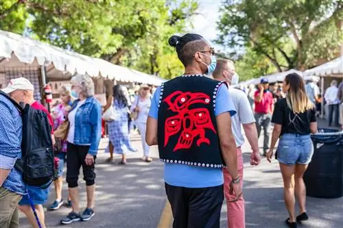 Уклонение от смерти и поиски любви на индийском рынке Санта-Фе