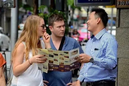 02_HowToLearnAForeignLanguage__TalkingToLocal_shutterstock_1239578704