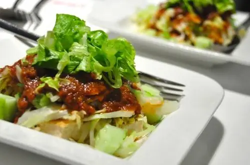 Жареный творог подается с ананасом и арахисовым соусом
