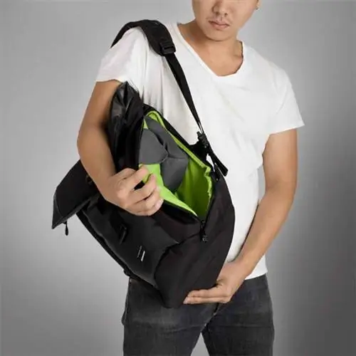 Черный цвет местной идентичности от Crumpler