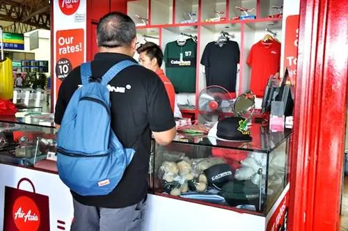 Melo Villareal в магазине AirAsia Mega Store в Куала-Лумпуре LCCT