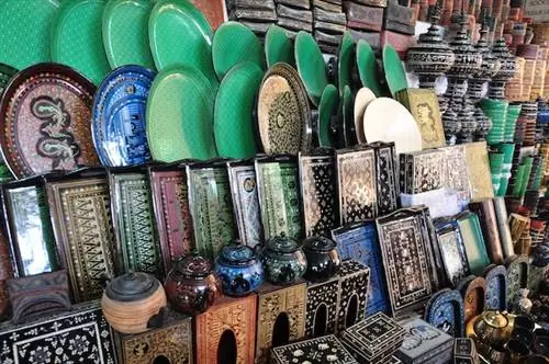 Продукция Laqcuerware продается в пагоде Швезигон.