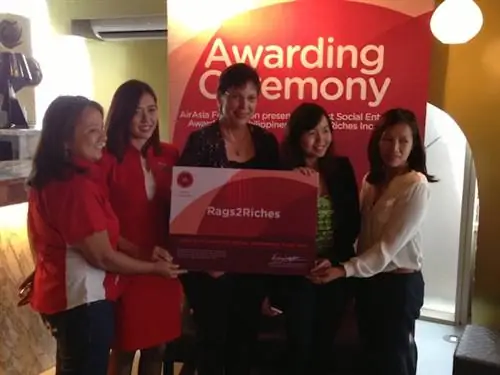 Фонд AirAsia выбрал Rags2Riches в качестве своего первого получателя гранта