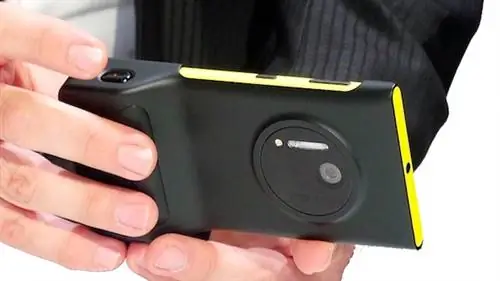 Nokia Lumia 1020 с чехлом для камеры