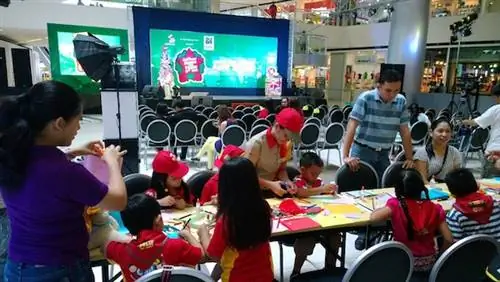 Jollibee Toy Scouts создают визитные карточки