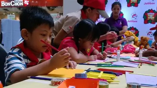 Jollibee Toy Scouts заканчивают работу над рождественскими открытками