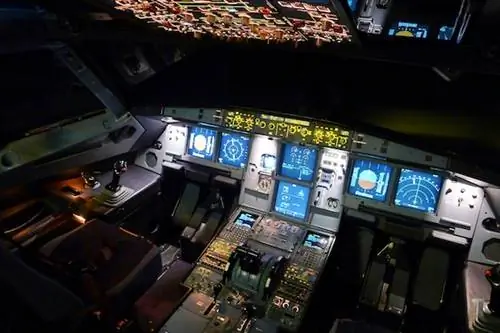 Кабина экипажа Airbus A320 ночью
