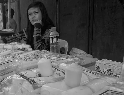 Торговцы свечами возле католического кладбища Таябас. Это изображение было создано с помощью Nokia Smart Cam.