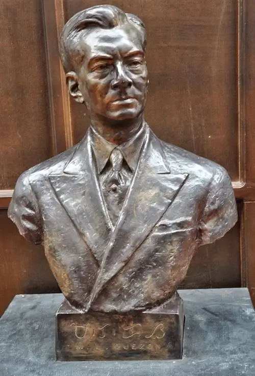 Бронзовая копия президента Мануэля Кесона.